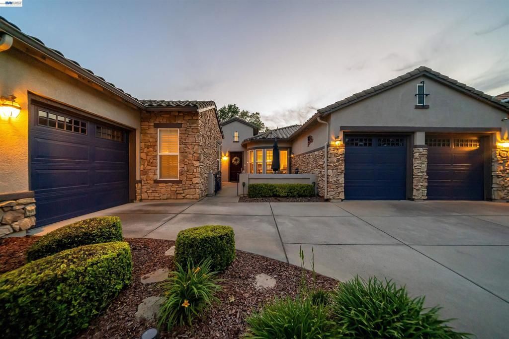 9385 Pinehurst Dr, Roseville, CA 95747 Main Photo