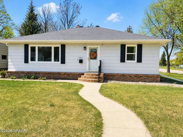 905 MCHUGH Avenue, Grafton, ND 58237