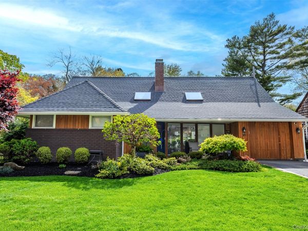 10 Oak Brook Lane, Merrick, NY 11566