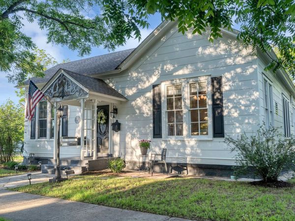 1305 S College ST, Georgetown, TX 78626