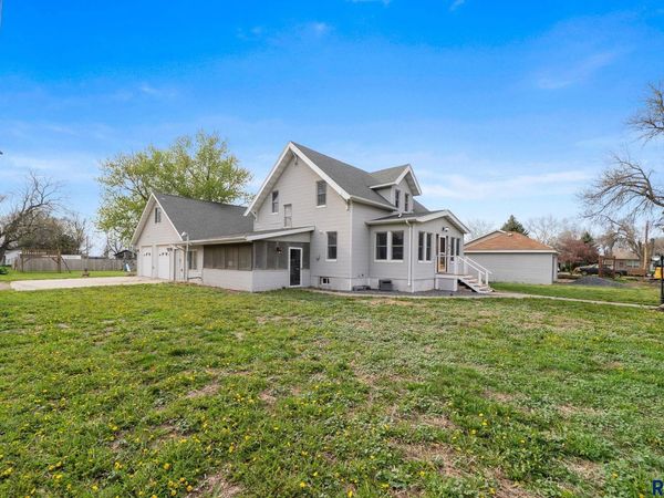 741 N 5th Ave, Canistota, SD 57012