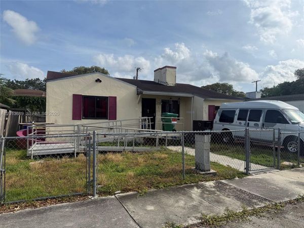 836 NW 49th St , Miami, FL 33127