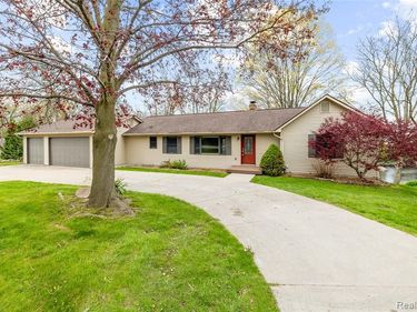 235 INDIANWOOD Road, Orion Twp, MI 48362