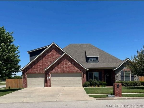 5602 Aspen Avenue , Bartlesville, OK 74006