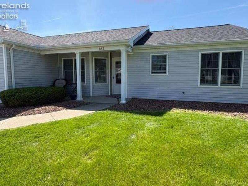 894 Meadow Lane, Fremont, OH 43420 Photo 2