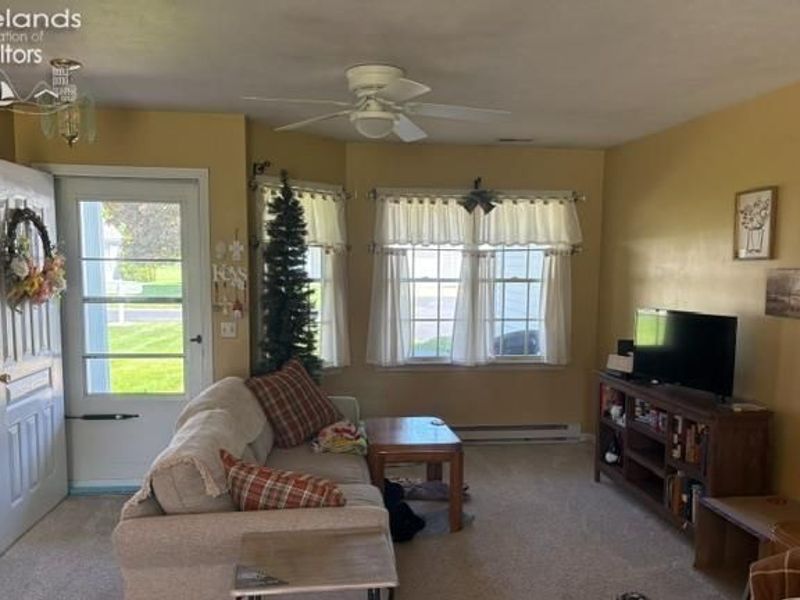 894 Meadow Lane, Fremont, OH 43420 Photo 4