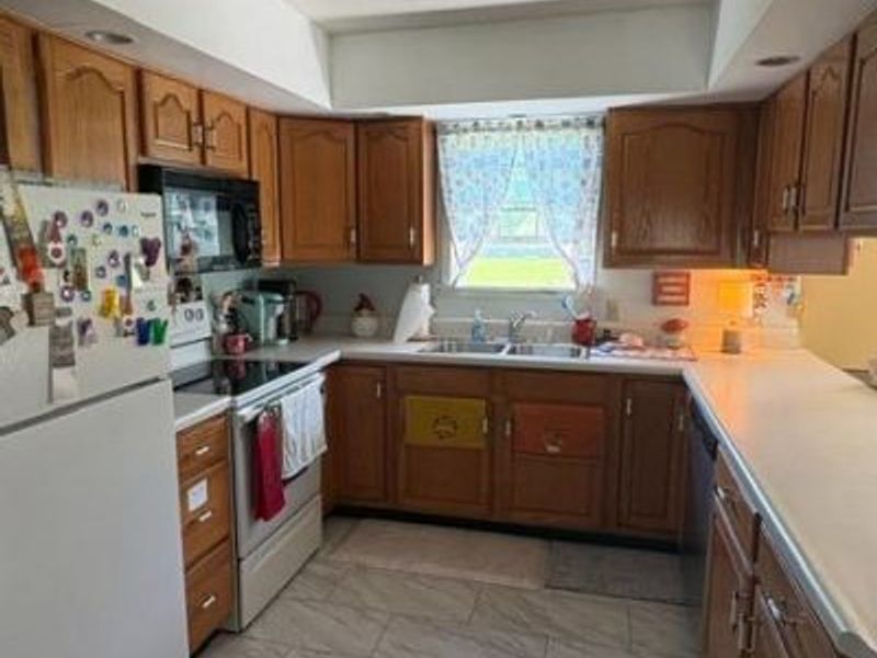 894 Meadow Lane, Fremont, OH 43420 Photo 5