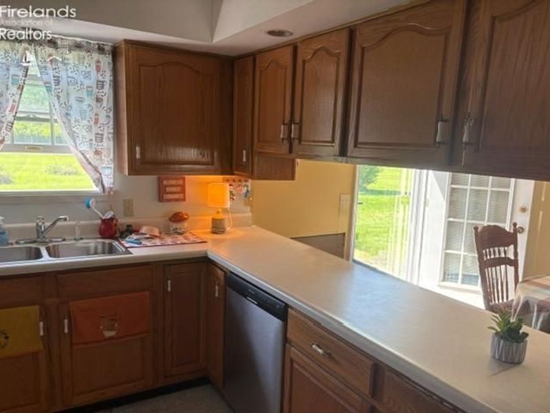 894 Meadow Lane, Fremont, OH 43420 Photo 6