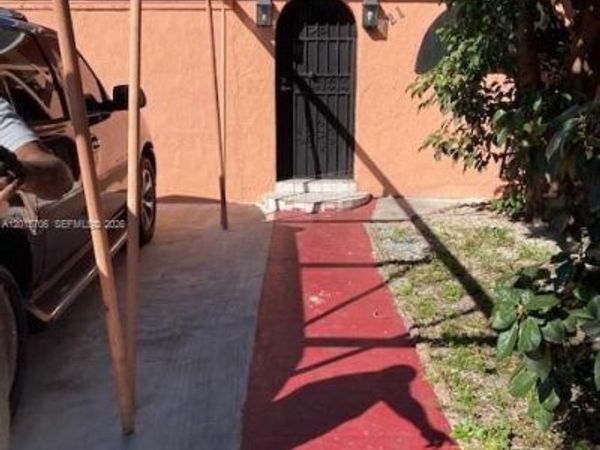 321 NW 145th St , Miami, FL 33168