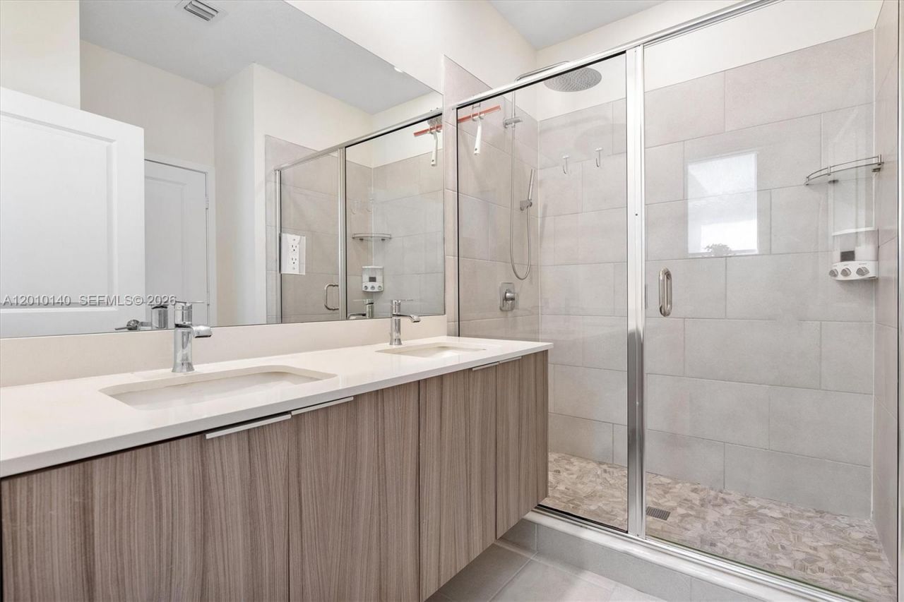 8368 Central Park Blvd, Doral, FL 33166 Photo