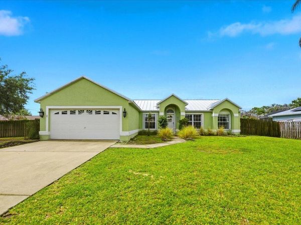 6208 NW Kukui Court, Port St. Lucie, FL 34983