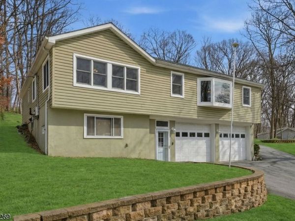 335 Elmira Trl, Hopatcong, NJ 07843