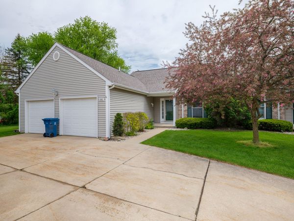 2912 Hunters Place, Kalamazoo, MI 49048