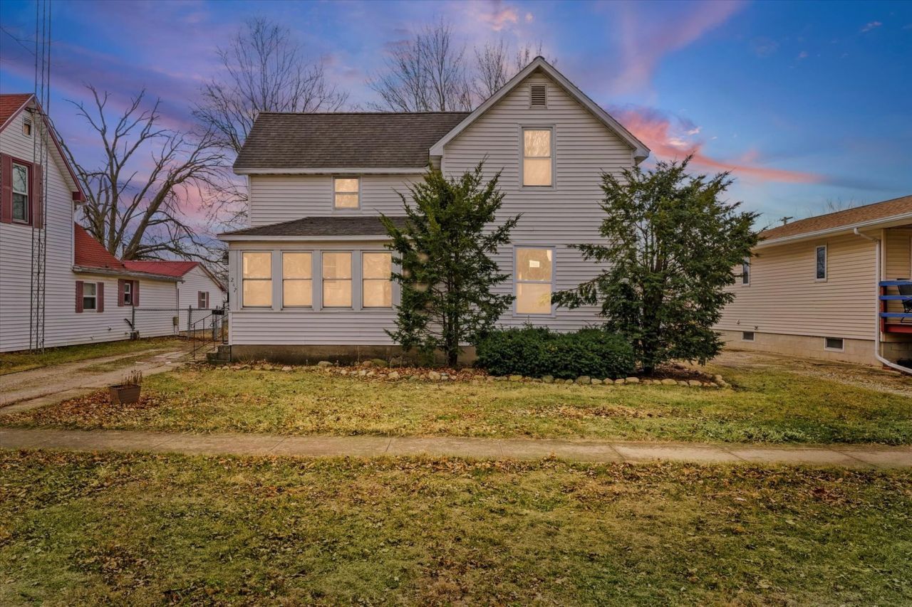 242 E Pine Street, Paxton, IL 60957 Main Photo