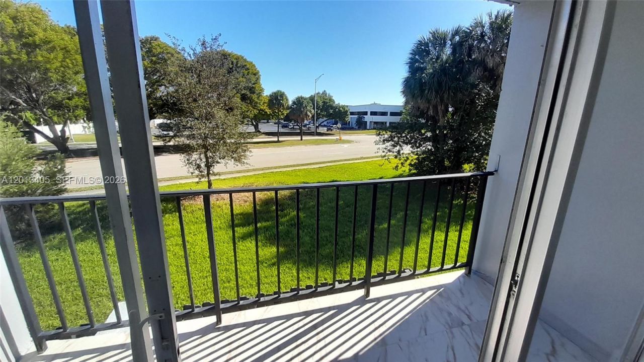 310 Fontainebleau Blvd, Unit 203, Miami, FL 33172 Photo