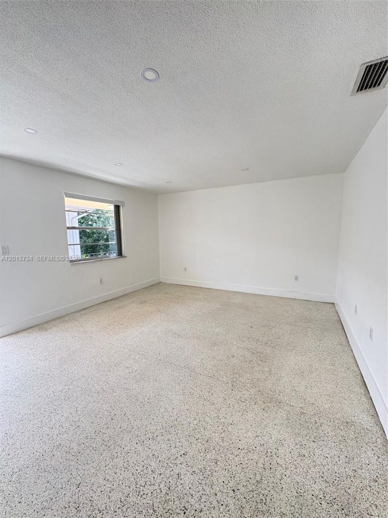 6373 SW 8th St , Unit 5, Miami, FL 33144 Photo