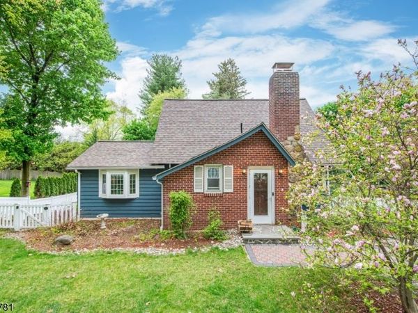 372 E Shore Trl, Sparta, NJ 07871