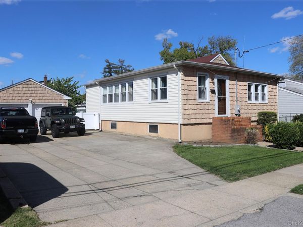 31 Gregory Street , Valley Stream, NY 11580