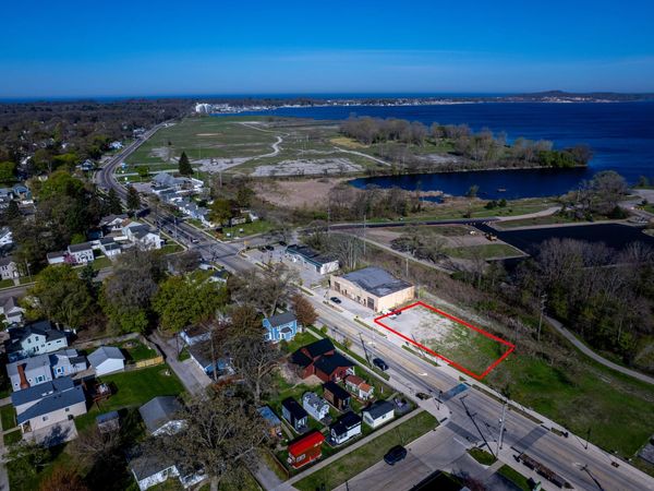 2034 Lakeshore Drive, Muskegon, MI 49441