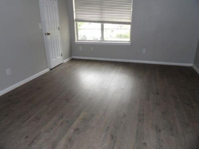 105 Fairbury Drive Photo 7