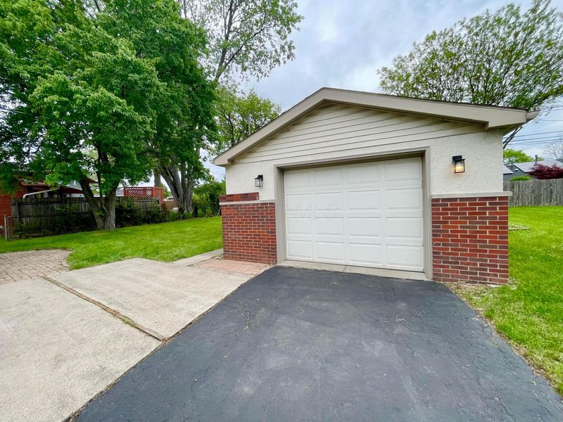 5806 Satinwood Drive, Columbus, OH 43229 Photo 2