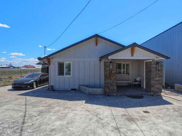 124 W Antler Avenue, Redmond, OR 97756