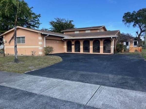 2320 NW 30th Way, Fort Lauderdale, FL 33311
