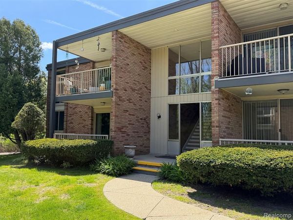 4043 W Maple, Bloomfield Hills, MI 48301