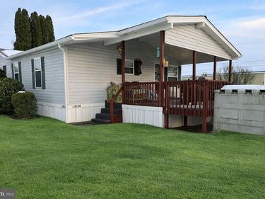 2 LOG LANE, EAST EARL, PA 17519