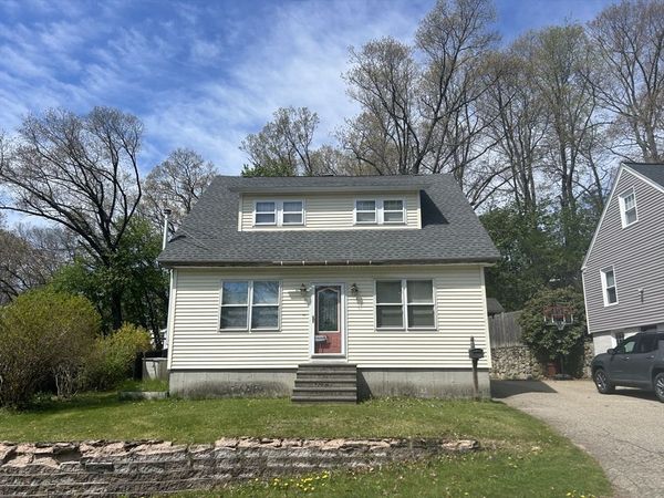 5 Utica Dr, Worcester, MA 01603