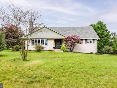 218 THREE SQUARE HOLLOW ROAD, NEWBURG, PA 17240