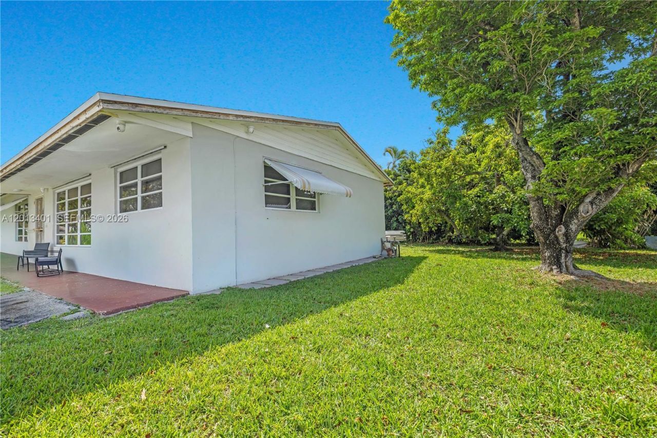10370 SW 44th St, Miami, FL 33165 Photo
