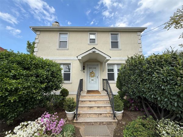 20 Locust Street, Manhasset, NY 11030