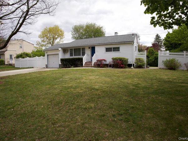 3 Rollin Lane, Brentwood, NY 11717