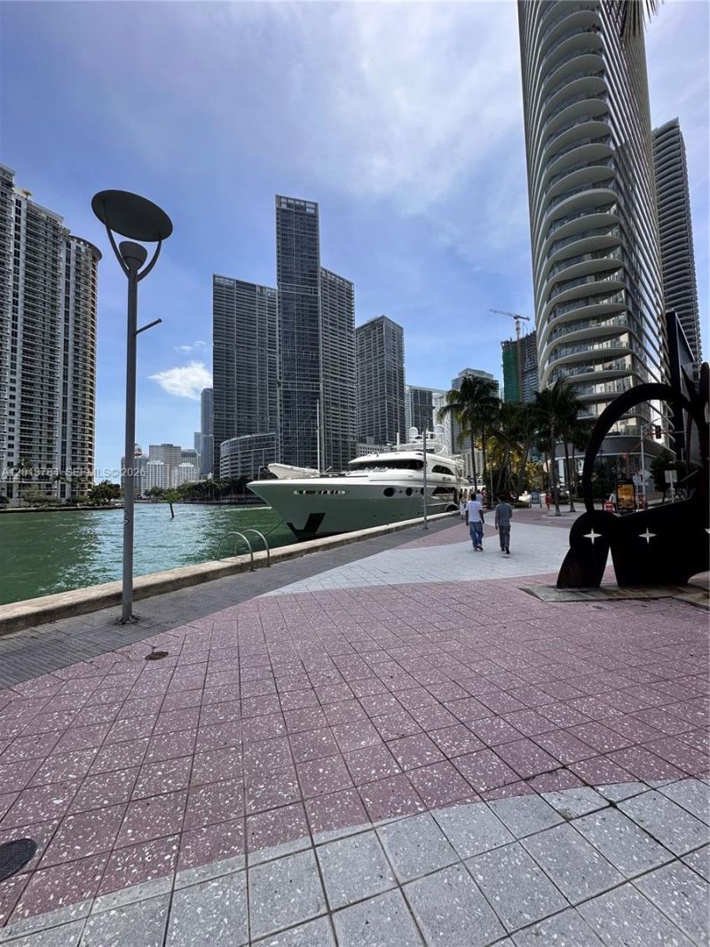 325 S Biscayne Blvd, Unit 2215, Miami, FL 33131 Photo