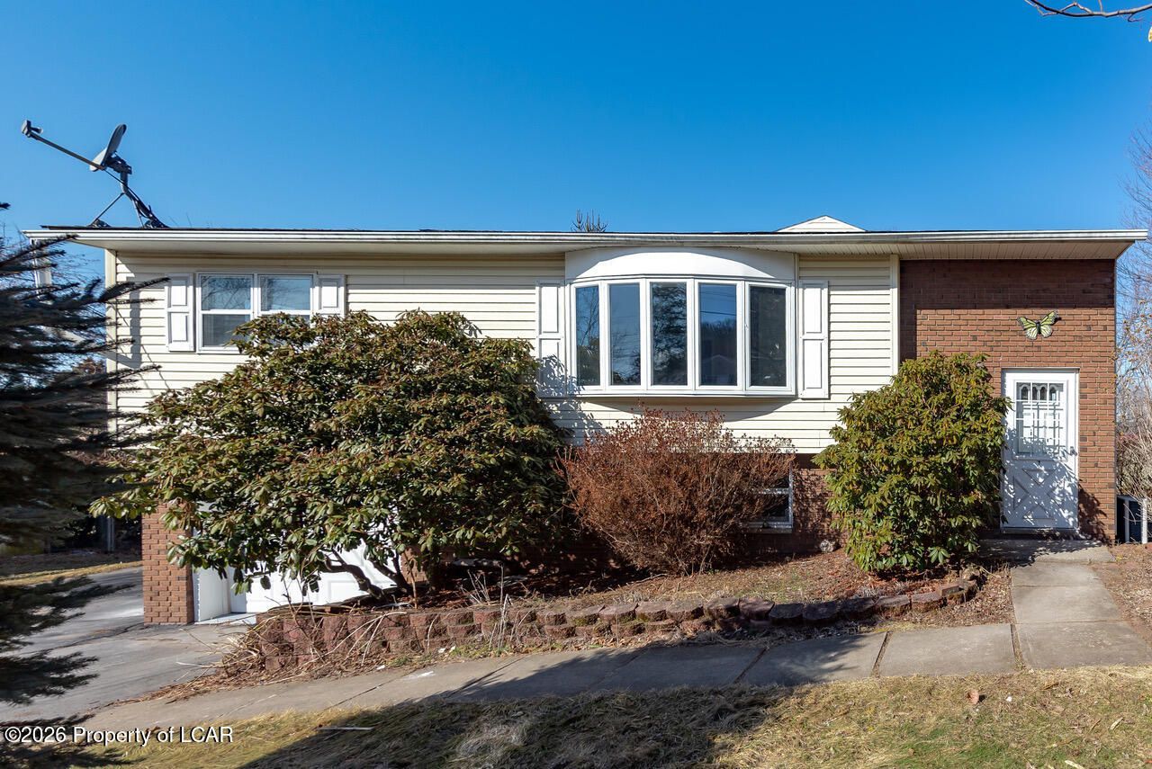 1 Sycamore Road, Mountain Top, PA 18707 Main Photo