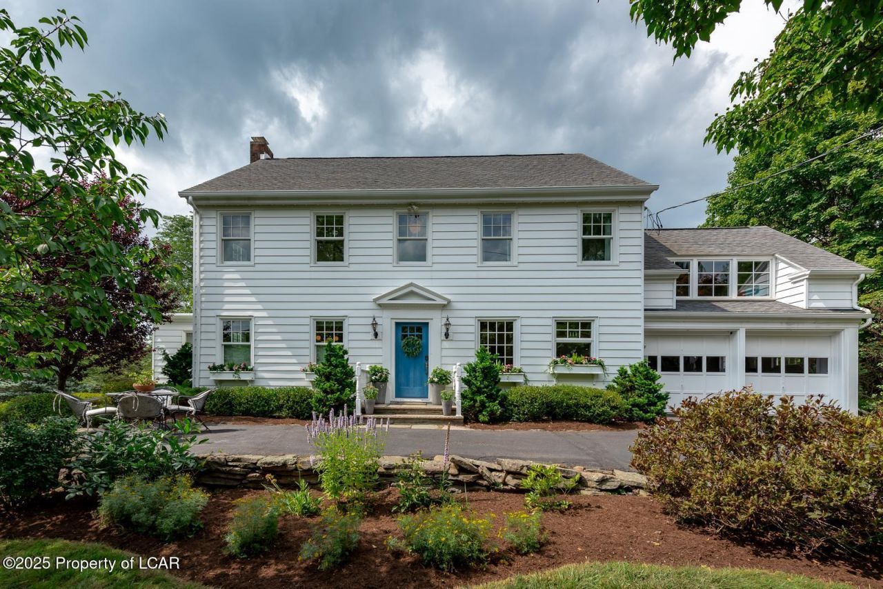19 Shrine View Drive, Dallas, PA 18612 Main Photo