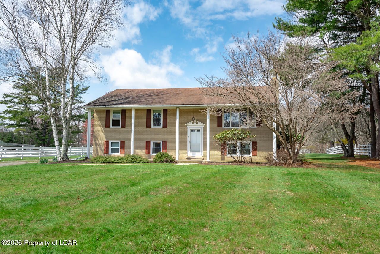 461 Machell Avenue, Dallas, PA 18612 Main Photo