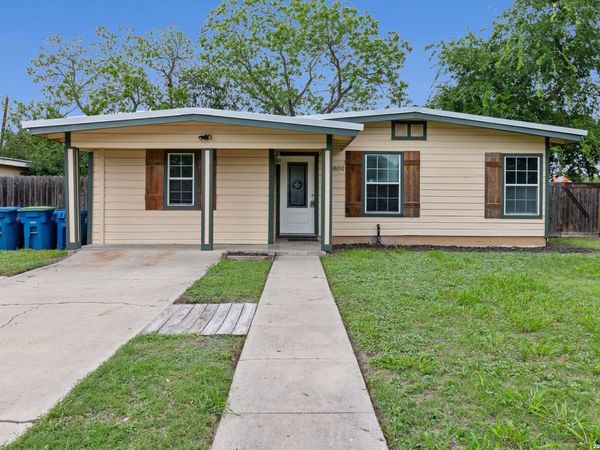 1804 N McKinley, Beeville, TX 78102