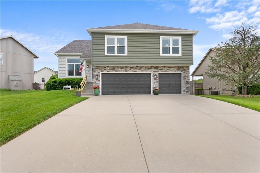 1834 White Tail Lane, Liberty, MO 64068 Main Photo