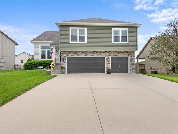 1834 White Tail Lane, Liberty, MO 64068