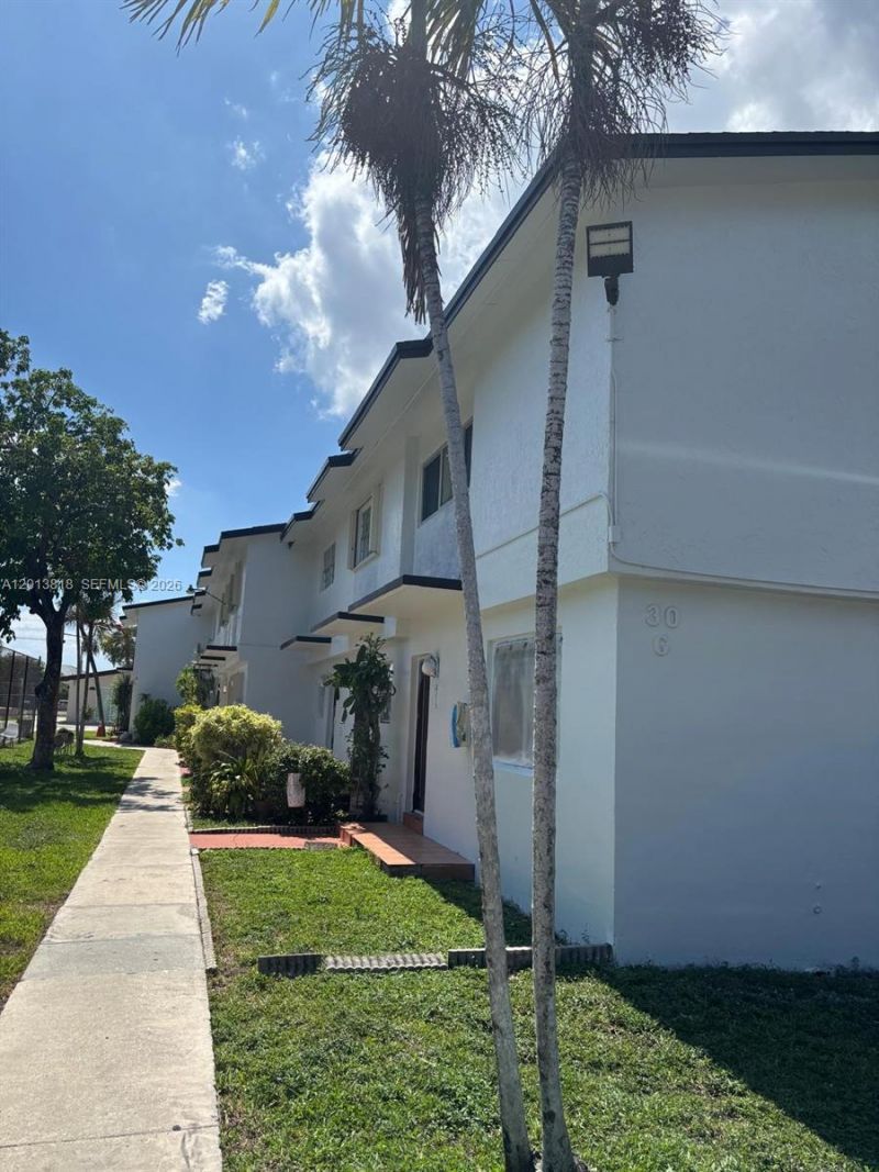 30 SW 108th Ave, Unit 7G, Sweetwater, FL 33174 Photo