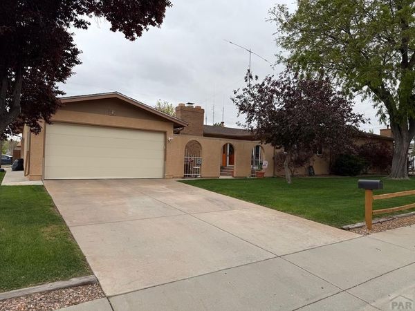 134 La Rochelle Dr, Pueblo, CO 81005