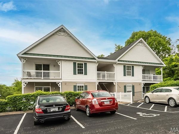 1112 Arbor Creek Drive, Unit 2D, Kirkwood, MO 63122