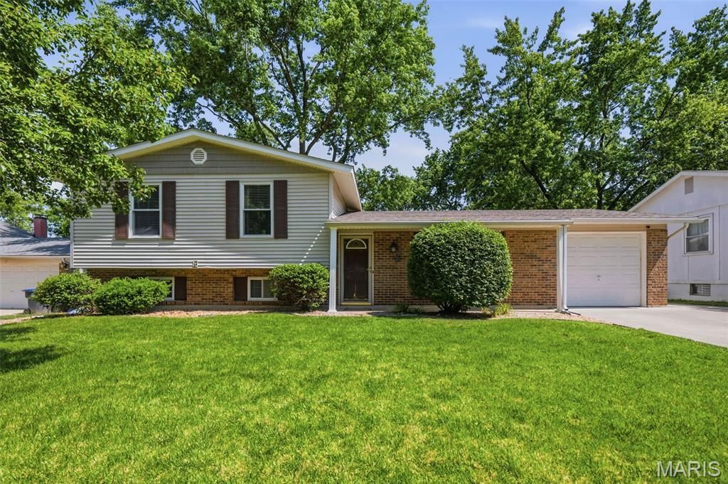 15 Creekside Drive, Saint Peters, MO 63376 Main Photo