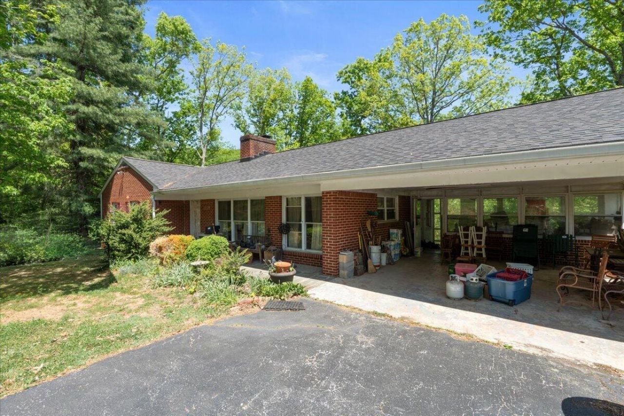 6671 Suncrest Dr, Roanoke, VA 24014 Main Photo