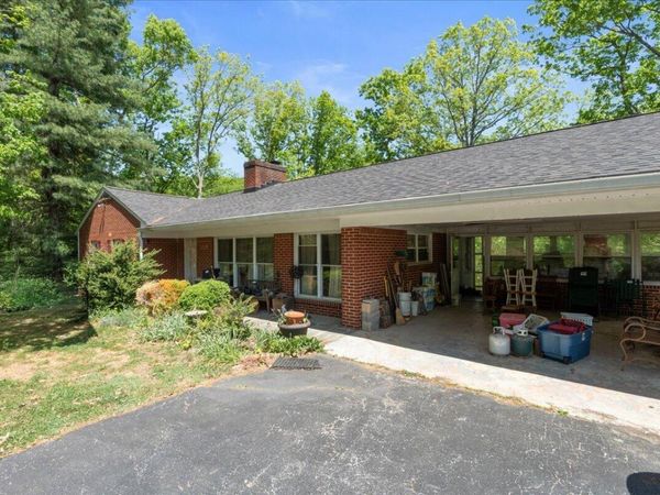 6671 Suncrest DR, Roanoke, VA 24014