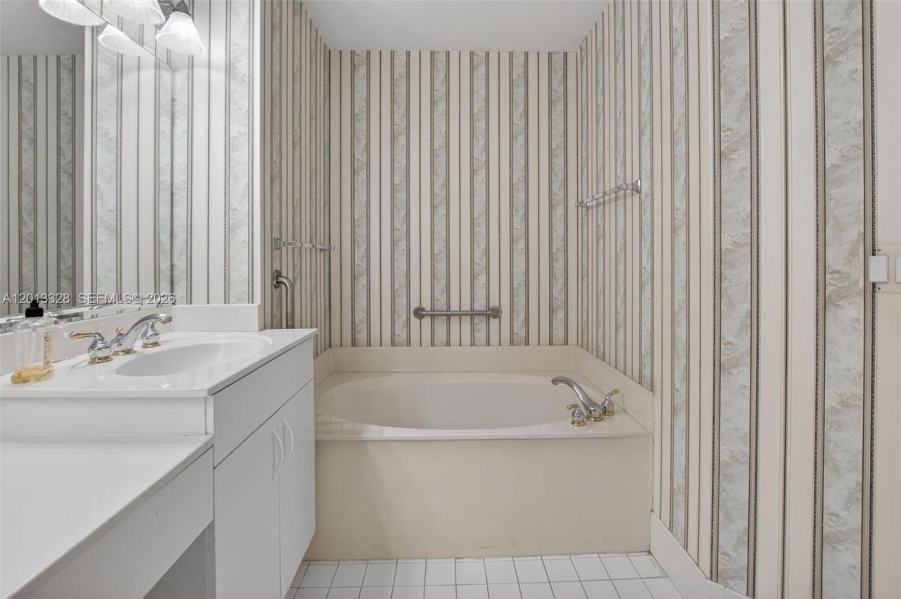 12474 Crystal Pointe Dr , Unit 101, Boynton Beach, FL 33437 Photo