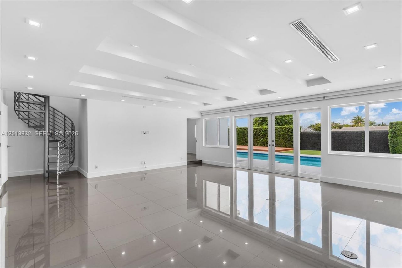 3112 Village Green Dr , Miami, FL 33175 Photo