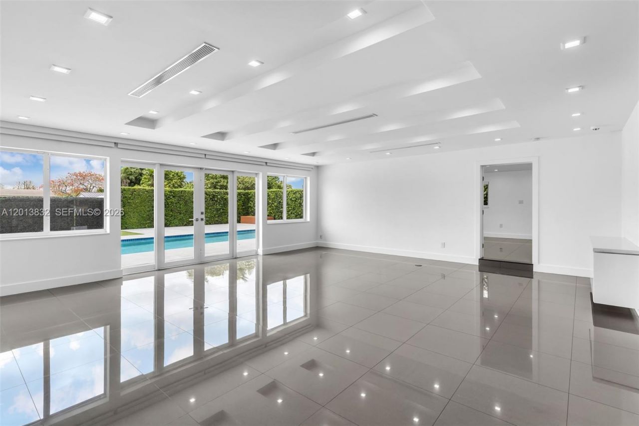 3112 Village Green Dr , Miami, FL 33175 Photo